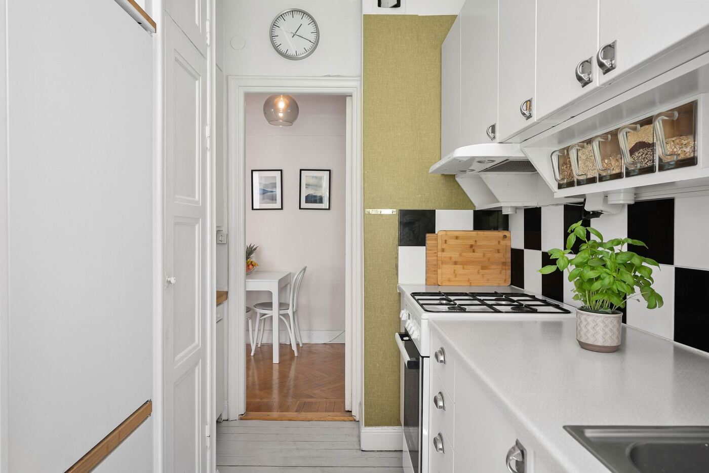 Cocina con azulejos blancos y negros