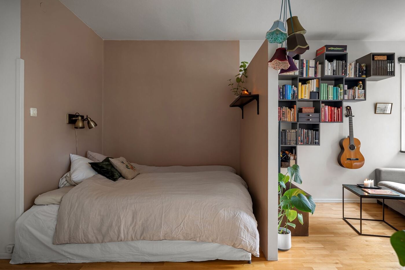 Dormitorio en alcoba de paredes rosadas