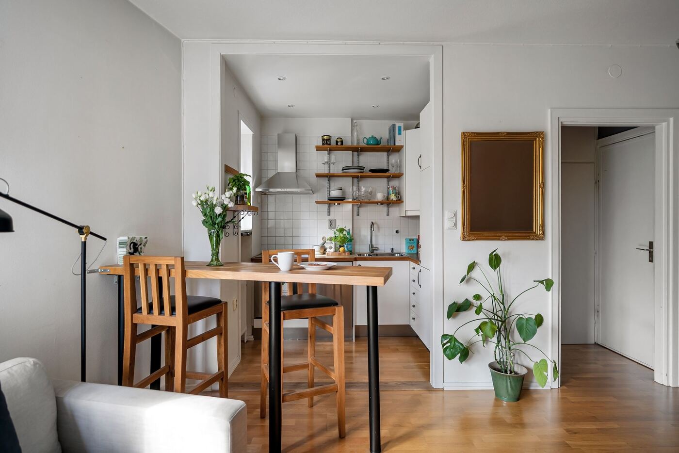Comedor con mesa de madera y cocina al fondo